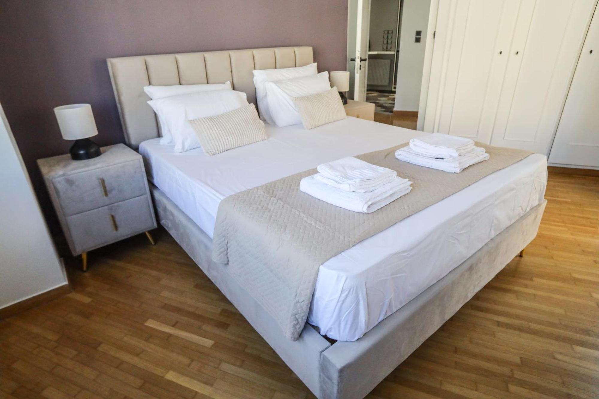 3bd With Acropolis & Temple Of Zeus View Athens